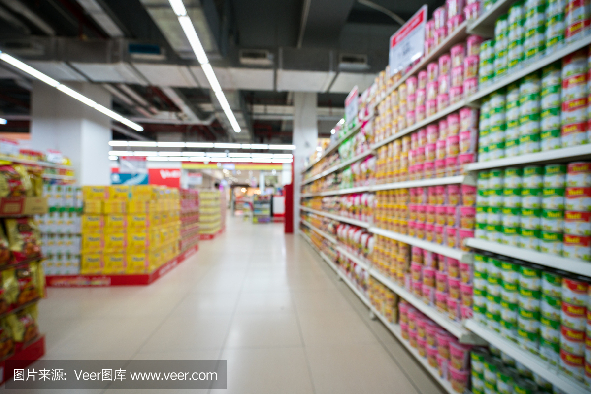 模糊的超市背景与五颜六色的货架和认不出的顾客